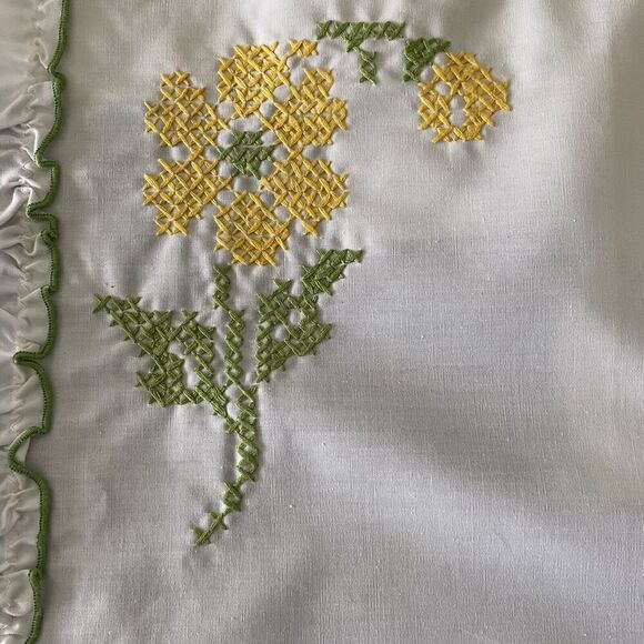 4 Vintage Placemats Cross Stitch Hand Embroidered Flowers 18 x 12.25 - Picture 3 of 4